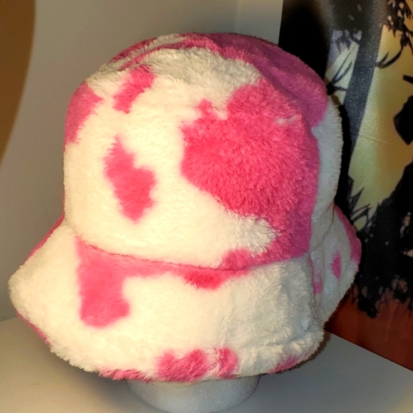 SHEIN Accessories - Fluffy Bucket Hat